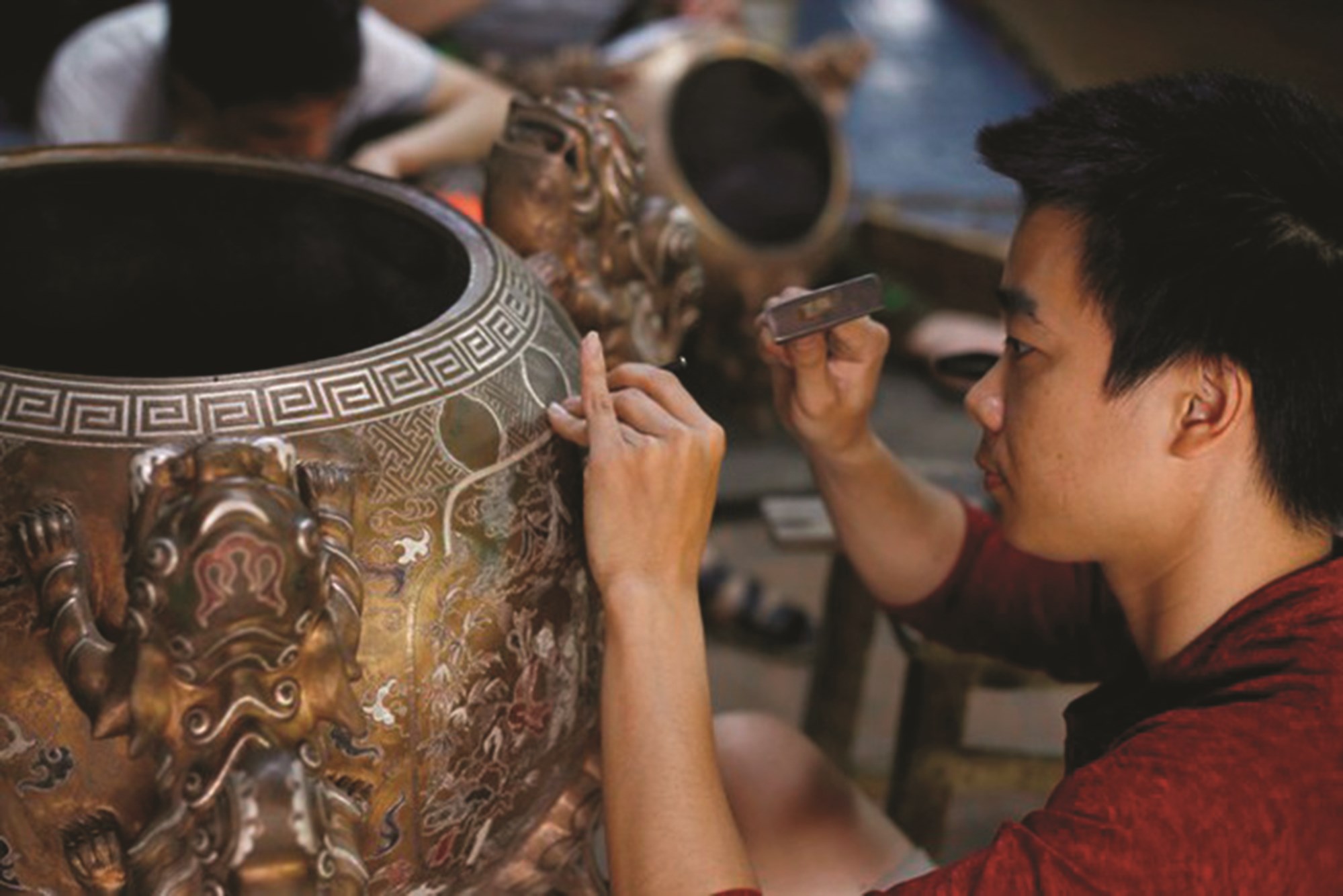 Nghệ nhân chạm khắc đồng thủ công Đại Bái
