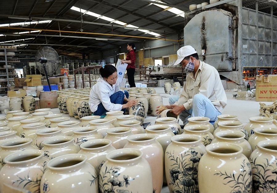 Xưởng gốm sứ Bát Tràng nghệ nhân sản xuất