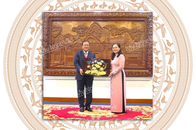 Bà Nguyễn Thị Lệ tặng quà kỉ niệm cho Chủ tịch Quốc hội Campuchia, Chủ tịch Danh dự Đảng Nhân dân Campuchia, Samdech Heng Samsin.