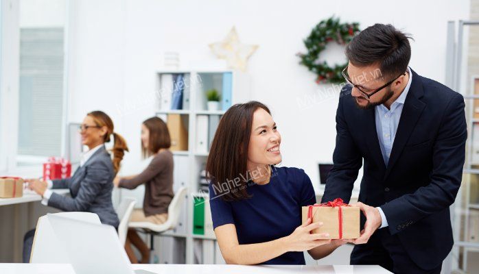 Tặng quà tết cho nhân viên để thắt chặt hơn mối quan hệ với công ty