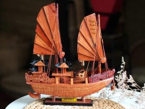 Quà tặng thuyền buồm 100% gỗ khắc tên
