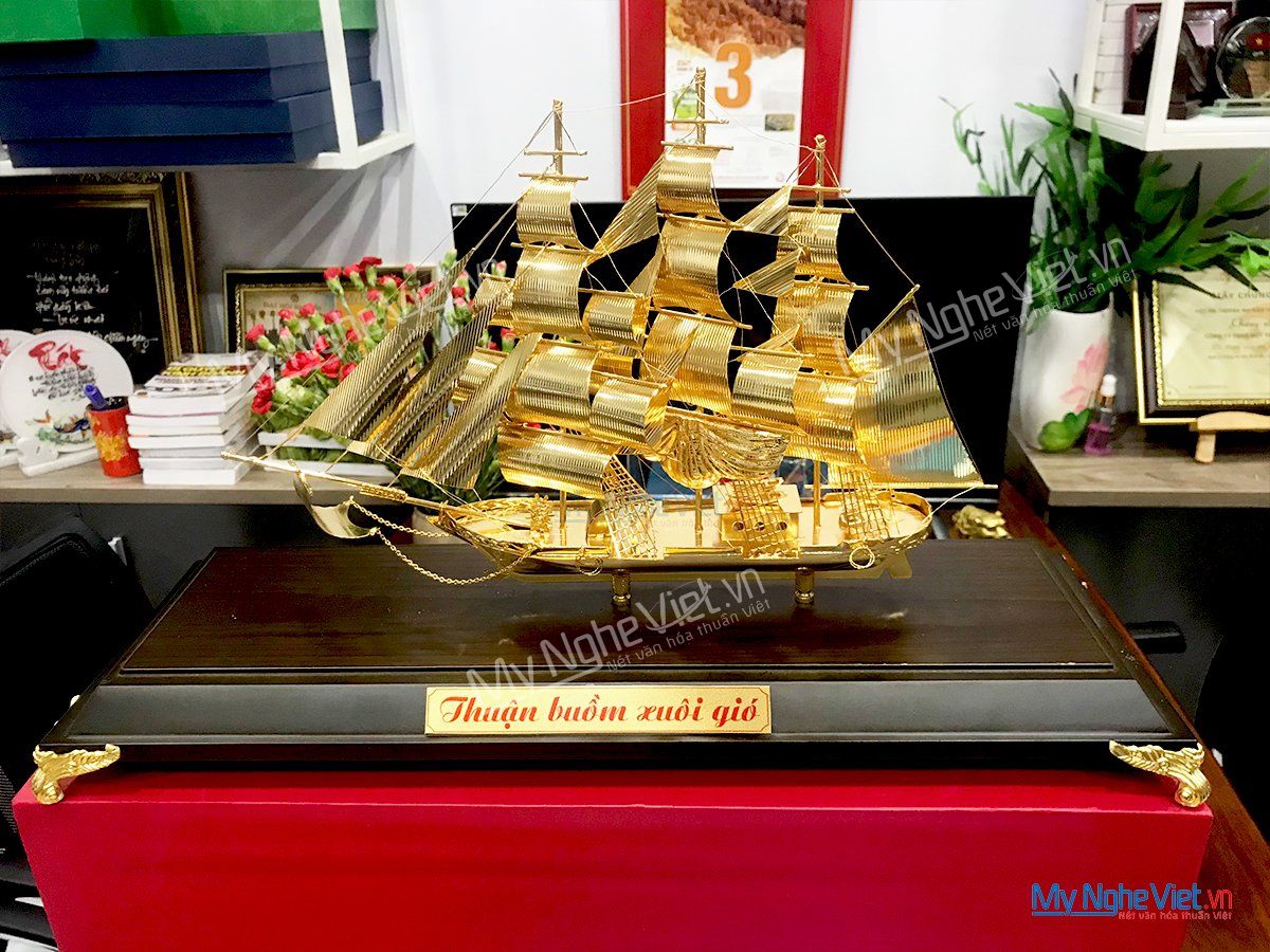Mô hình thuyền buồm phong thủy mạ vàng in logo