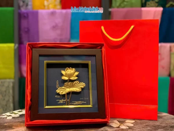 Tranh Sen Dát Vàng 24K – Quà Tặng Ý Nghĩa Và Sang Trọng